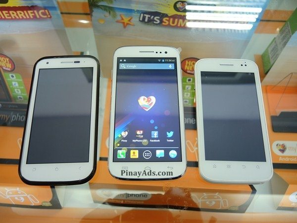 MyPhone A919i (middle) side-by-side with A888 (left) and A878 (right)