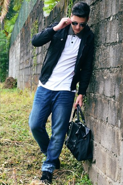 Toughen up a casual combo of jeans and a polo shirt with a black leather jacket and a matching carry-all from Yishion.