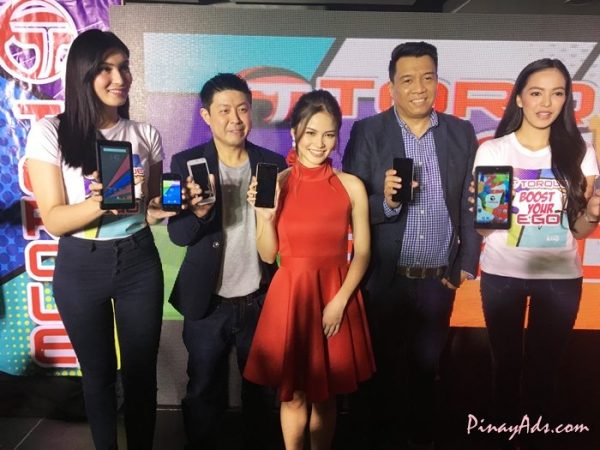 Torque Mobile CEO Mr. Chris Uyco (2nd from left), Torque’s brand ambassador Ms. Elisse Joson, and Mr. Ian Garcia, Business Unit Sales Head during the launch of Torque’s Ego Series 1.0.